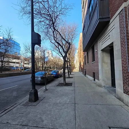 Gold Coast Downtown Sleeps 20 *