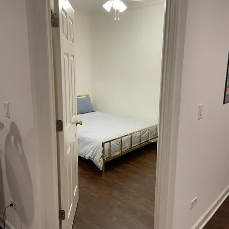 Updated 1 Bedroom In The Location! Apartment *