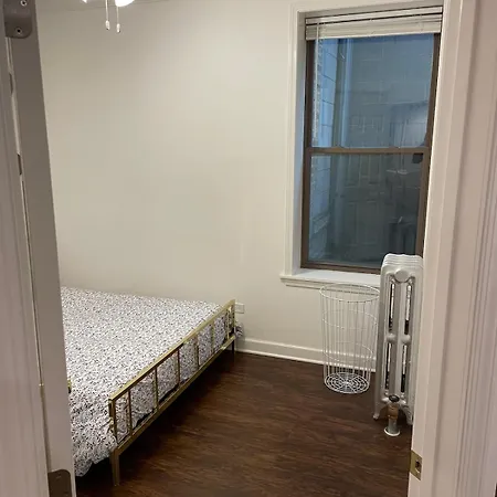 Apartment Updated 1 Bedroom In The Location! *