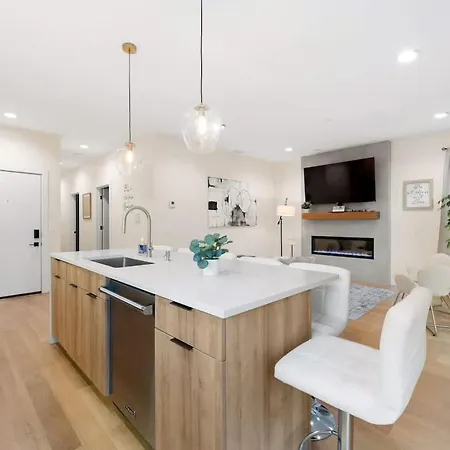 Comfy 3-bd Near United Center With Balcony Apartment *