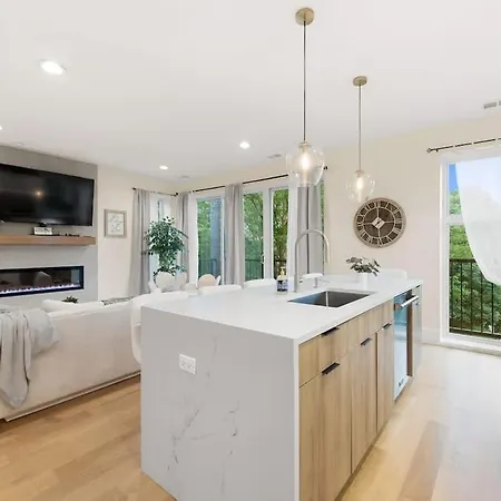 Apartment Comfy 3-bd Near United Center With Balcony Chicago
