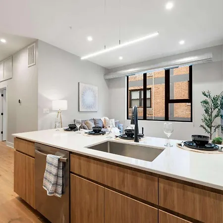 Apartment 2bd 2ba Condo- Steps To With Gym & Parking