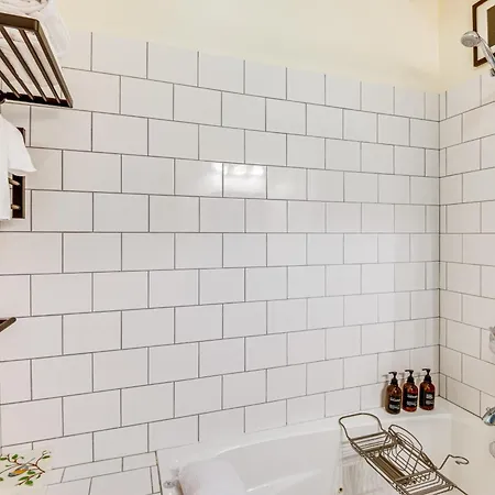 6 Mi To Dtwn: Dog-friendly W/ Hot Tub! Holiday home *