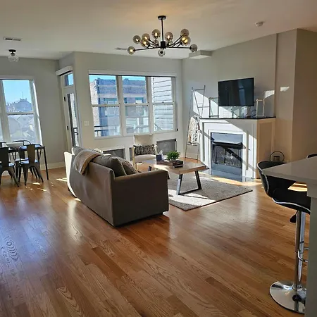 Apartment Updated 3 Bedroom Downtown Pilsen *