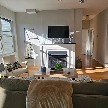 Updated 3 Bedroom Downtown Pilsen *