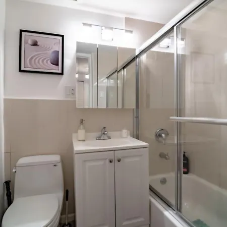 Gold Coast 2br Near Oak Street Apartment