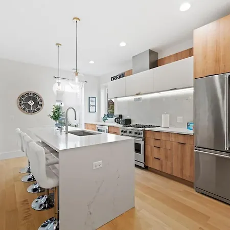 Comfy 3-bd Near United Center With Balcony