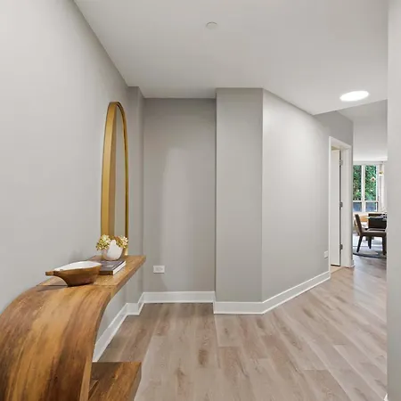 The Bernadin- Designer 3br Center With Balcony * Chicago