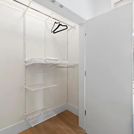 Comfy 3-bd Near United Center With Balcony Apartment Chicago