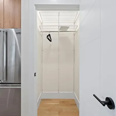 Comfy 3-bd Near United Center With Balcony Apartment *