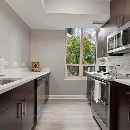 The Bernadin- Designer 3br Center With Balcony *