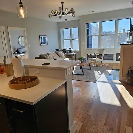 Apartment Updated 3 Bedroom Downtown Pilsen *