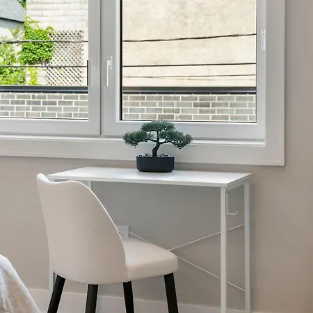 Welcoming Month Long 2bd 2ba With Parking Chicago