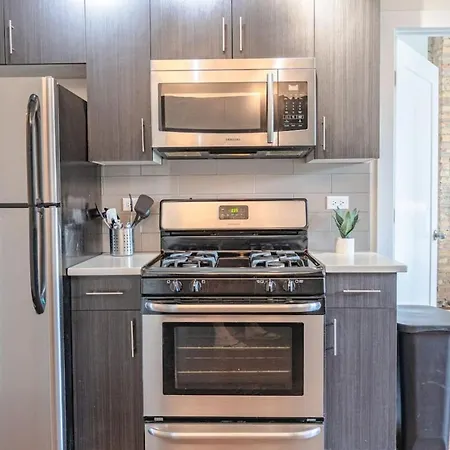 Spacious 3br 420-friendly | Mccormick & Uic Campus Apartment *