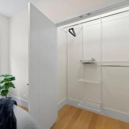 Comfy 3-bd Near United Center With Balcony *