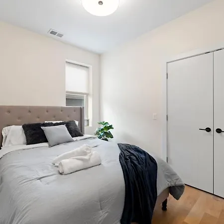Comfy 3-bd Near United Center With Balcony Apartment