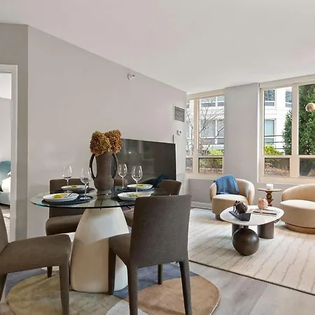 Apartment The Bernadin- Designer 3br Center With Balcony Chicago
