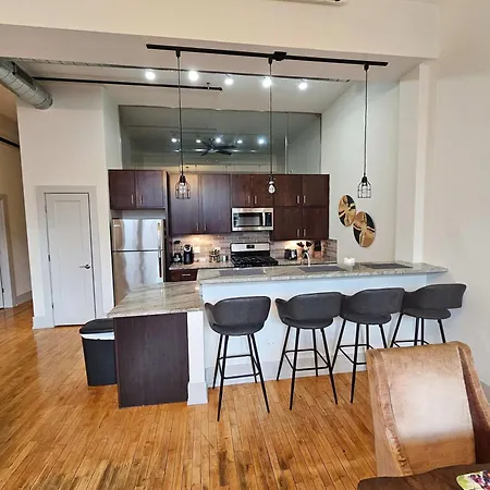 4 Bedroom Sleeps 20 People * Chicago