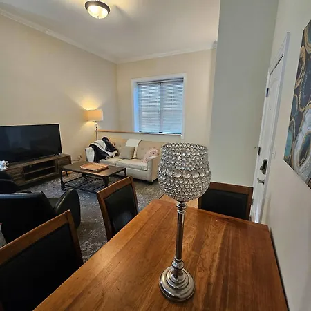 Gold Coast Downtown Sleeps 20 Apartment *