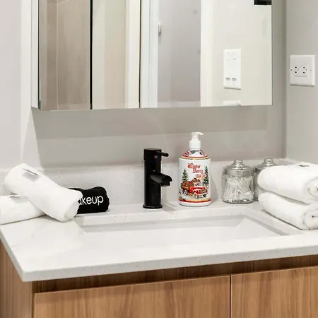 2bd 2ba Condo- Steps To With Gym & Parking Apartment