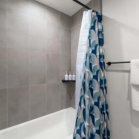 2bd 2ba Condo- Steps To With Gym & Parking Apartment