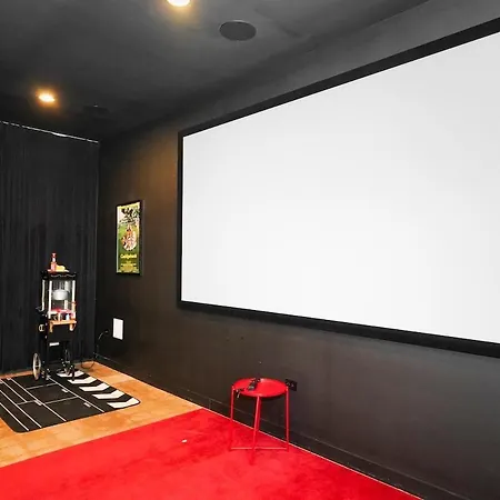 Apartment Pilsen 6br Getaway With Game Room, Gym & Paid Parking Near Soldier Field & Mccormick Place *