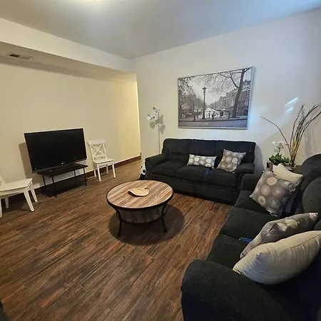 Gold Coast Downtown Sleeps 20