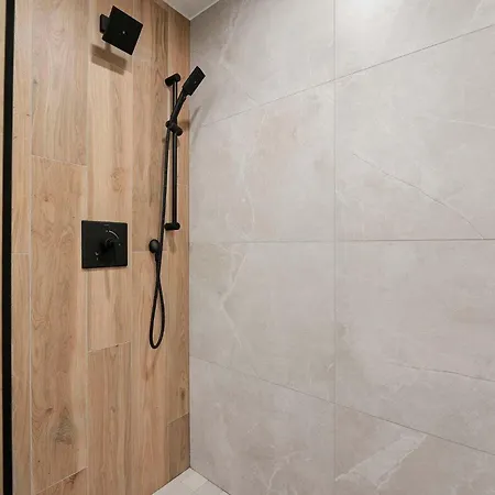Welcoming Month Long 2bd 2ba With Parking Apartment Chicago