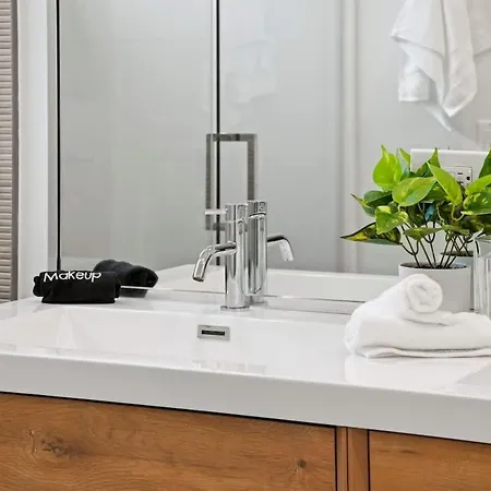 Comfy 3-bd Near United Center With Balcony * Chicago
