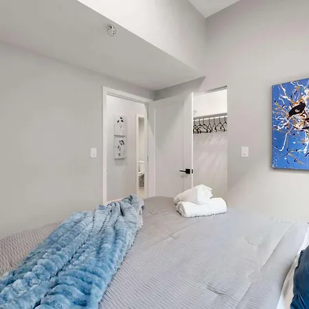 Apartment 2bd 2ba Condo- Steps To With Gym & Parking *