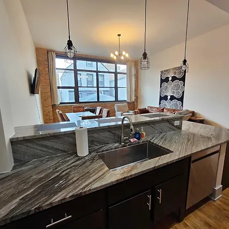 4 Bedroom Sleeps 20 People Apartment *