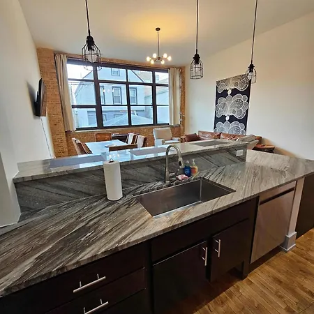 Apartment 4 Bedroom Sleeps 20 People