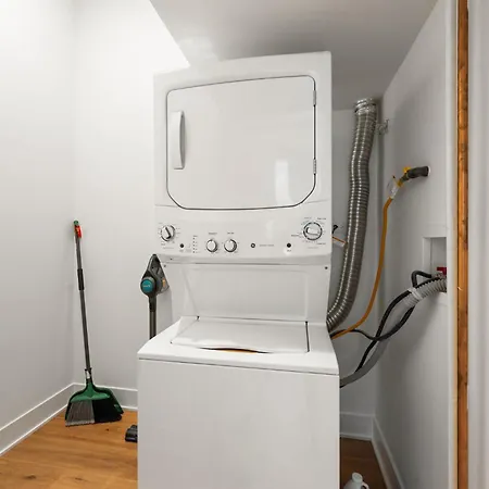 2bd 2ba Condo- Steps To With Gym & Parking * Chicago