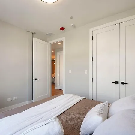 Modern By Med District With Parking & Laundry Apartment *