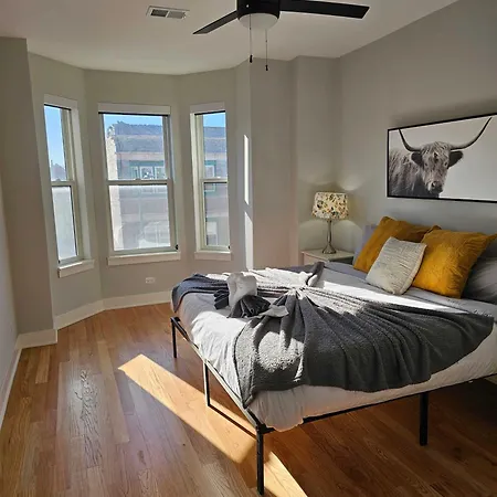 Apartment Updated 3 Bedroom Downtown Pilsen