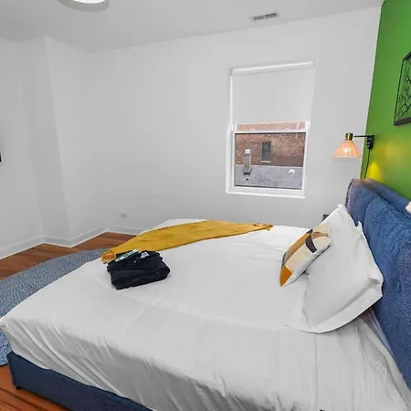 Pilsen 6br Getaway With Game Room, Gym & Paid Parking Near Soldier Field & Mccormick Place *