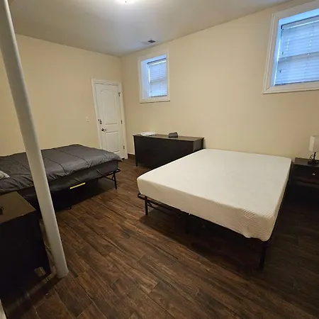 Gold Coast Downtown Sleeps 20 *