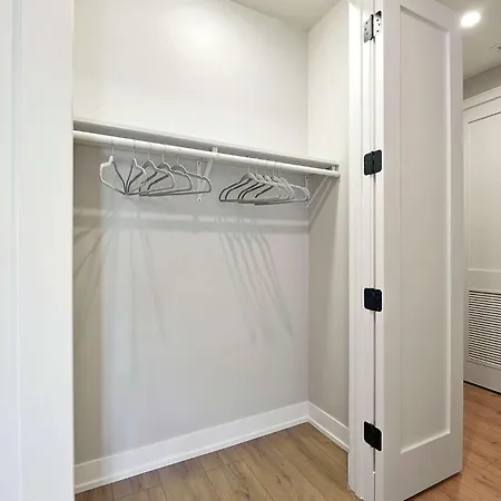 Welcoming Month Long 2bd 2ba With Parking Chicago