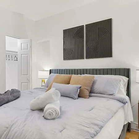 Steps From Wrigley Field And Michigan Apartment