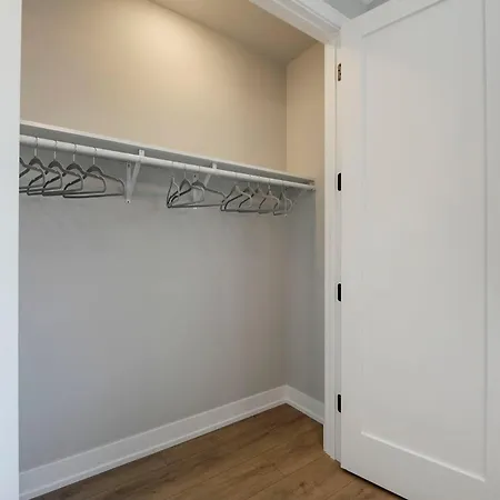 Welcoming Month Long 2bd 2ba With Parking Chicago