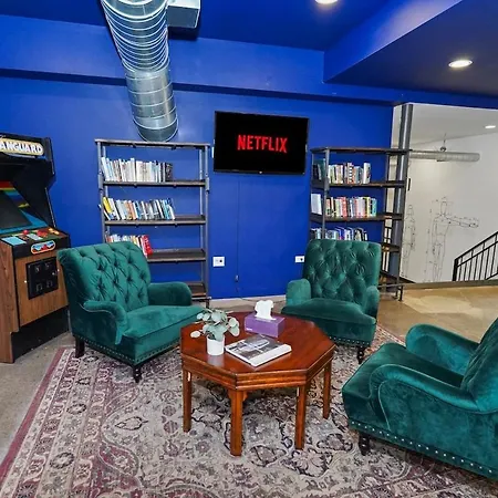 Apartment Pilsen 6br Getaway With Game Room, Gym & Paid Parking Near Soldier Field & Mccormick Place *