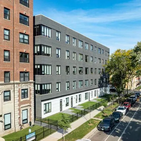 2bd 2ba Condo- Steps To With Gym & Parking Apartment *
