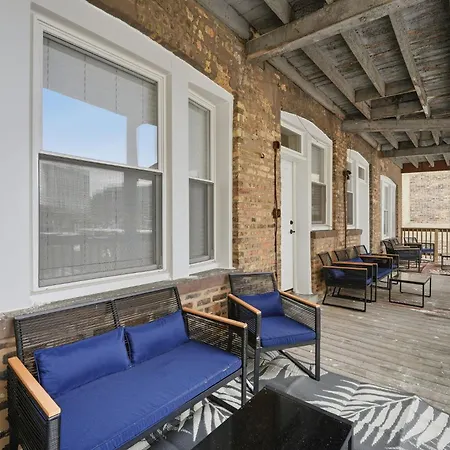 Apartment Steps From Wrigley Field And Michigan *