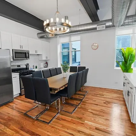 Apartment Pilsen 6br Getaway With Game Room, Gym & Paid Parking Near Soldier Field & Mccormick Place