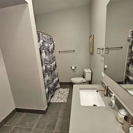 4 Bedroom Sleeps 20 People Chicago