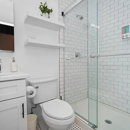 Pilsen 6br Getaway With Game Room, Gym & Paid Parking Near Soldier Field & Mccormick Place Apartment