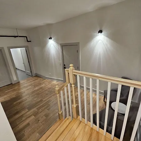 Apartment 4 Bedroom Sleeps 20 People *
