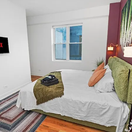 Pilsen 6br Getaway With Game Room, Gym & Paid Parking Near Soldier Field & Mccormick Place