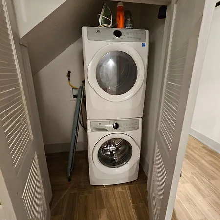 4 Bedroom Sleeps 20 People Apartment Chicago