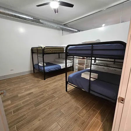 4 Bedroom Sleeps 20 People Apartment Chicago
